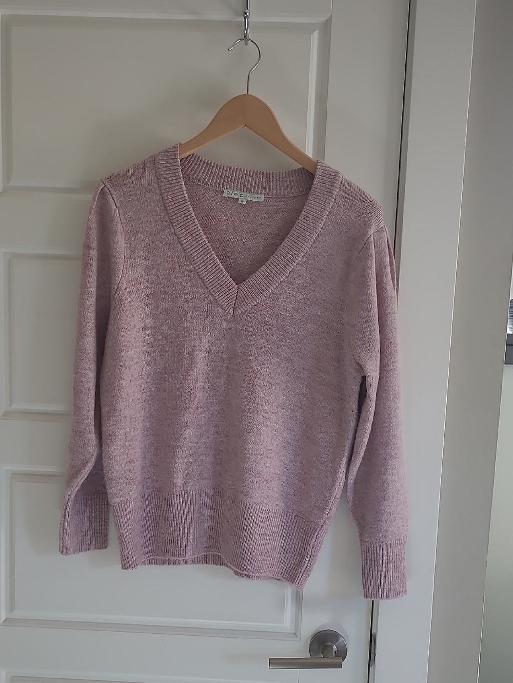 Cleo Petites V-neck. Size L